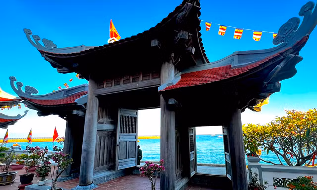 Chùa gỗ tuyệt đẹp như đóa sen hướng ra biển 