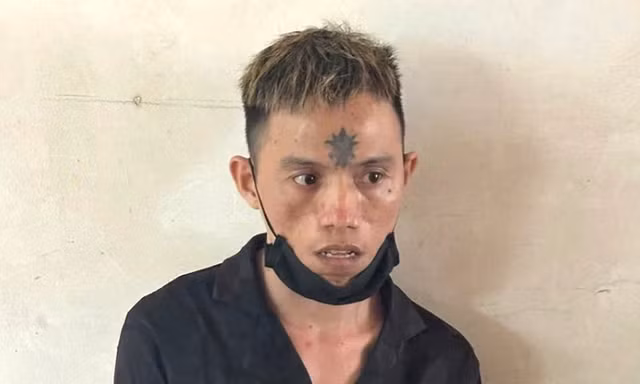 Cô gái bị kề dao vào cổ, cướp điện thoại ở công viên