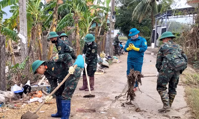 Chiến sĩ trẻ nhặt được xấp tiền 10 triệu đồng khi dọn đường