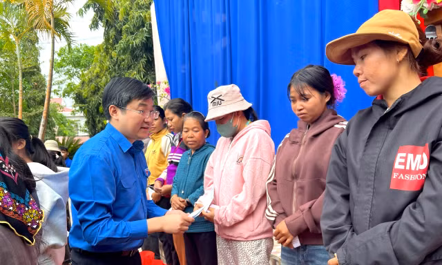 Nhiều phần quà, học bổng ý nghĩa cho người dân, học sinh vùng sâu Gia Lai