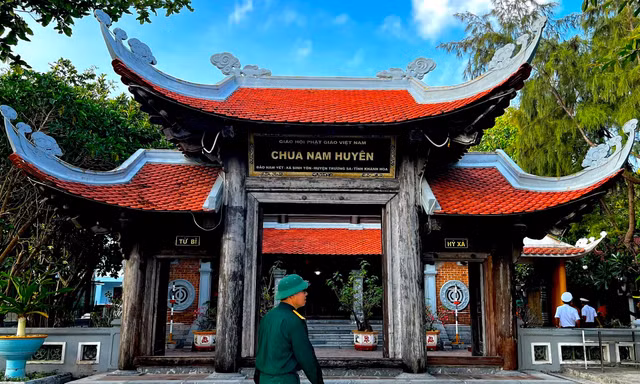 Ngôi chùa gỗ độc đáo trên đảo Nam Yết