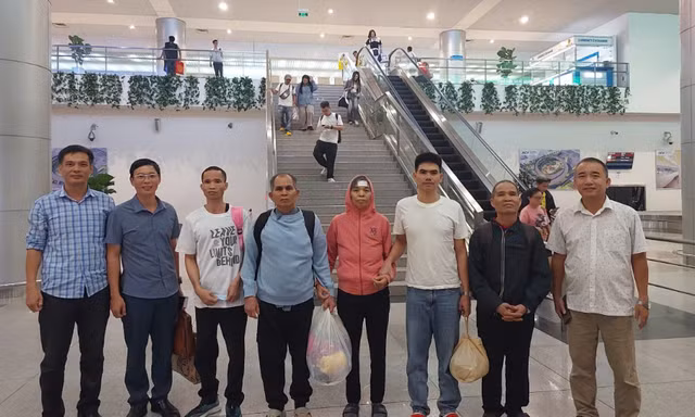 Công an Gia Lai đưa 5 người vượt biên tìm 'việc nhẹ lương cao' về địa phương