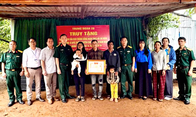 Truy tặng bằng khen của Trung ương Đoàn cho chiến sĩ quên mình cứu hai người
