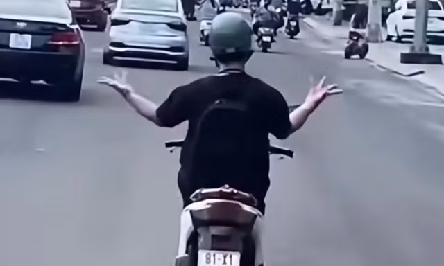 Xác minh người đàn ông bỏ hai tay, múa trên xe máy 