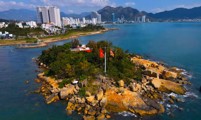 Ngắm ngôi chùa đặc biệt trên hòn đảo nhỏ ở Nha Trang 