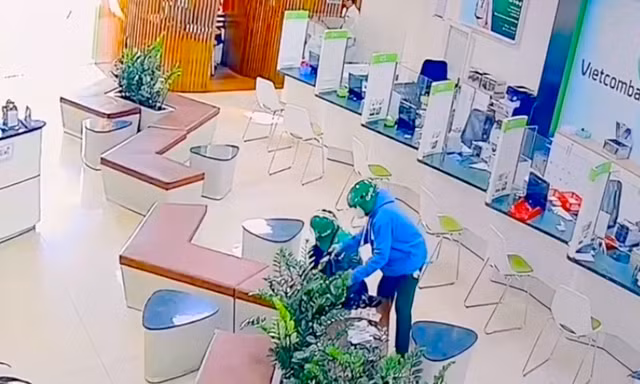 Công an tỉnh Gia Lai thông tin về số tiền bị hai đối tượng nghi cầm súng cướp ngân hàng
