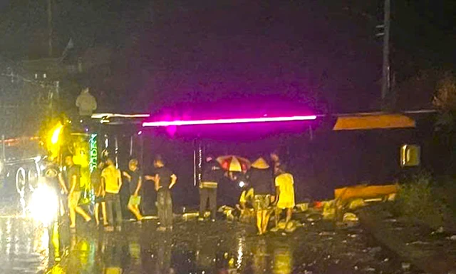 Gia Lai: Xe khách chở 10 người bị lật trên quốc lộ