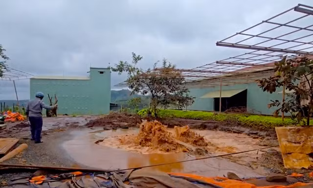 Giếng tự phun khí và nước cực mạnh gây xói lở, đứng gần thấy chóng mặt