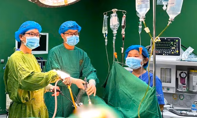 Nam sinh lớp 7 bị bạn hàng xóm đâm thấu ngực tại trường học