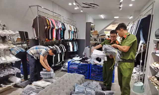 Thu giữ gần 2.000 sản phẩm thời trang giả thương hiệu nổi tiếng 