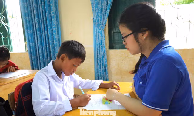 Nữ sinh 5 tốt biến ngoại ngữ thành cầu nối hội nhập