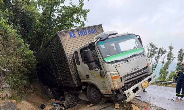 Mất lái khi đổ đèo, xe thư báo tông xe máy khiến 2 người thương vong