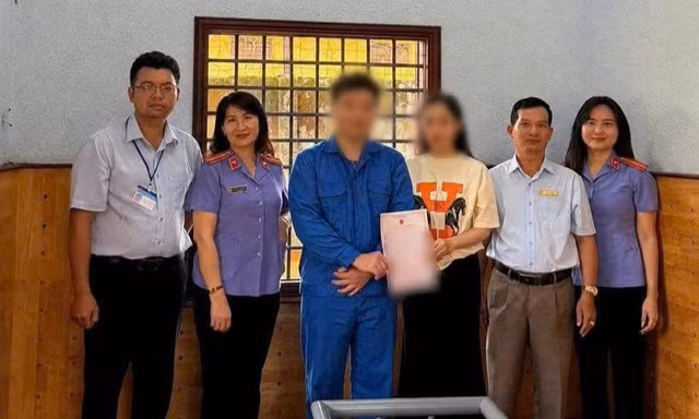 Cô gái gửi đơn xin kết hôn với chàng trai đang trong trại tạm giam