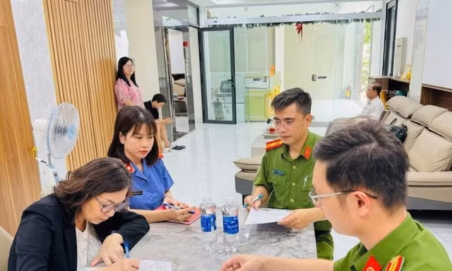 Dùng tài khoản cá nhân 'né' thuế, chủ doanh nghiệp vàng bạc bị khởi tố