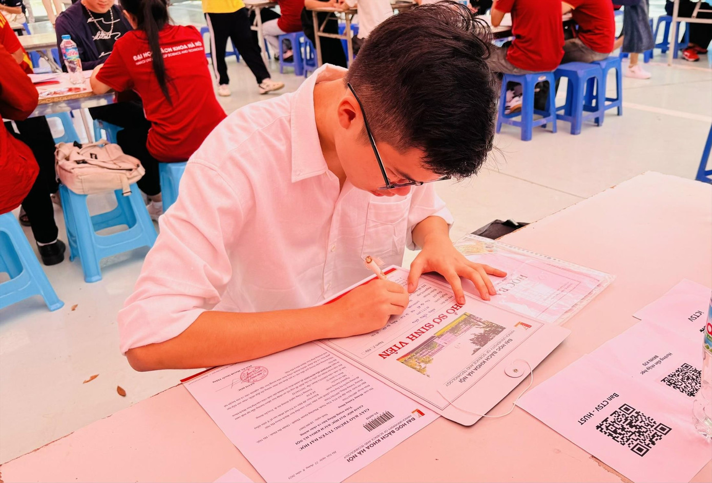 Studierende schließen Zulassungsverfahren für 2025 ab. Foto: NGHIEM HUE 2.jpg