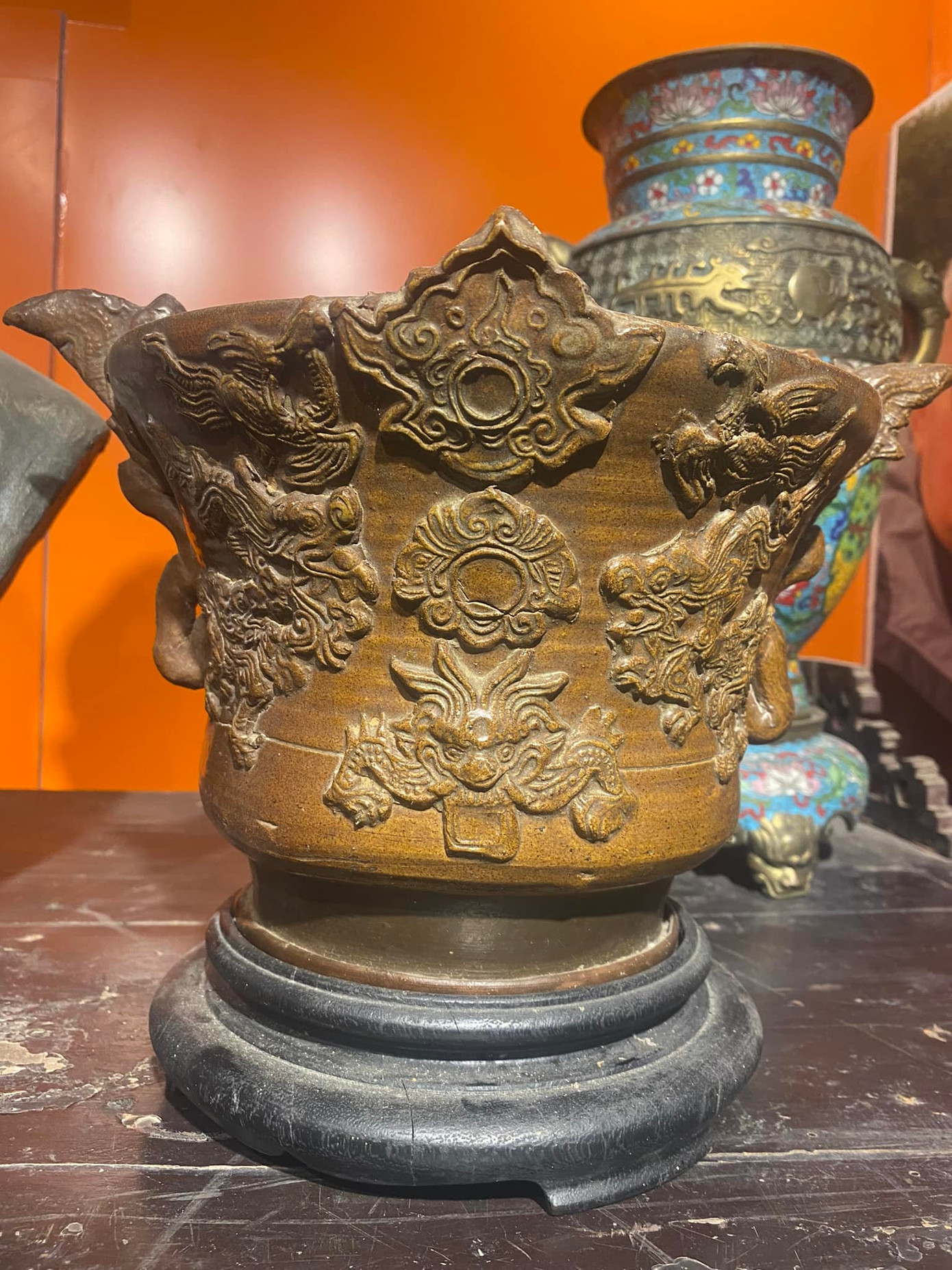 Chiếc lư hương gốm men nâu Phù Lãng, Bắc Ninh thế kỷ 19 ở Bảo tàng Cecile Phạm bt2.jpg