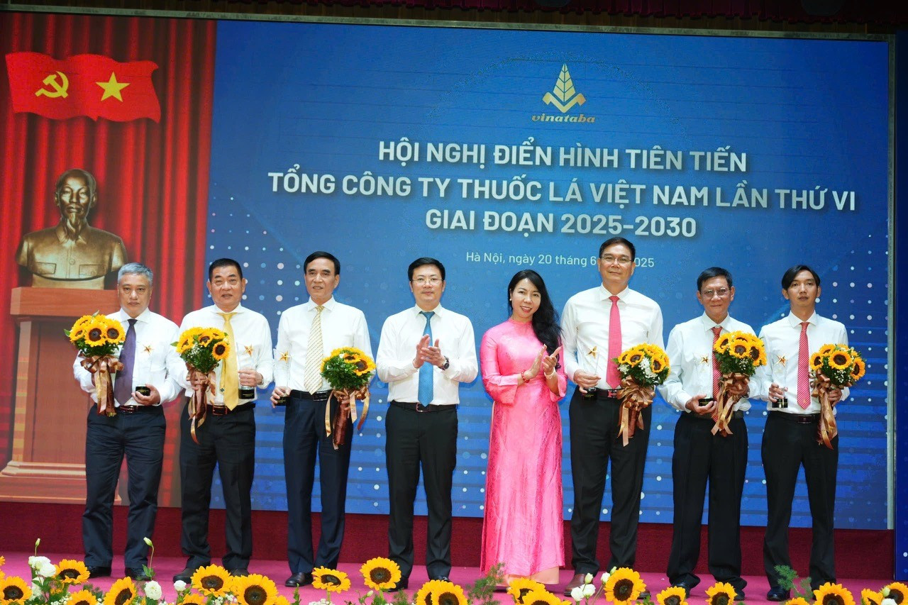 vinh-danh-nhung-can-bo-tieu-bieu-cua-vinataba.jpg