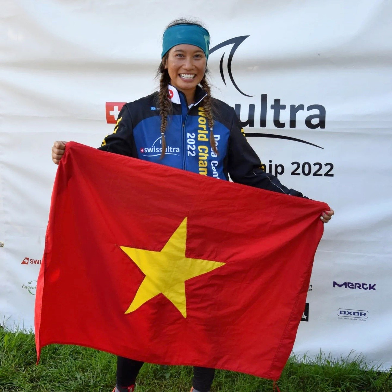 Thanh Vu dengan bangga memegang bendera nasional sebagai orang Vietnam pertama yang berpartisipasi dalam Kejuaraan Dunia Deca-Triathlon (Swiss Ultra) dan memenangkan kejuaraan pada tahun 2022. thanh-vu-2.jpg