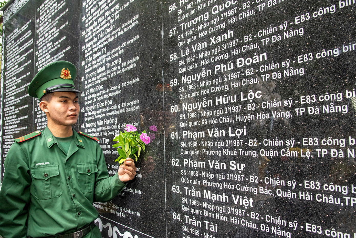 2-chien-si-bien-phong-ben-bia-64-liet-si-voi-chum-hoa-dua-can-anh-le-van-chuong-1.jpg