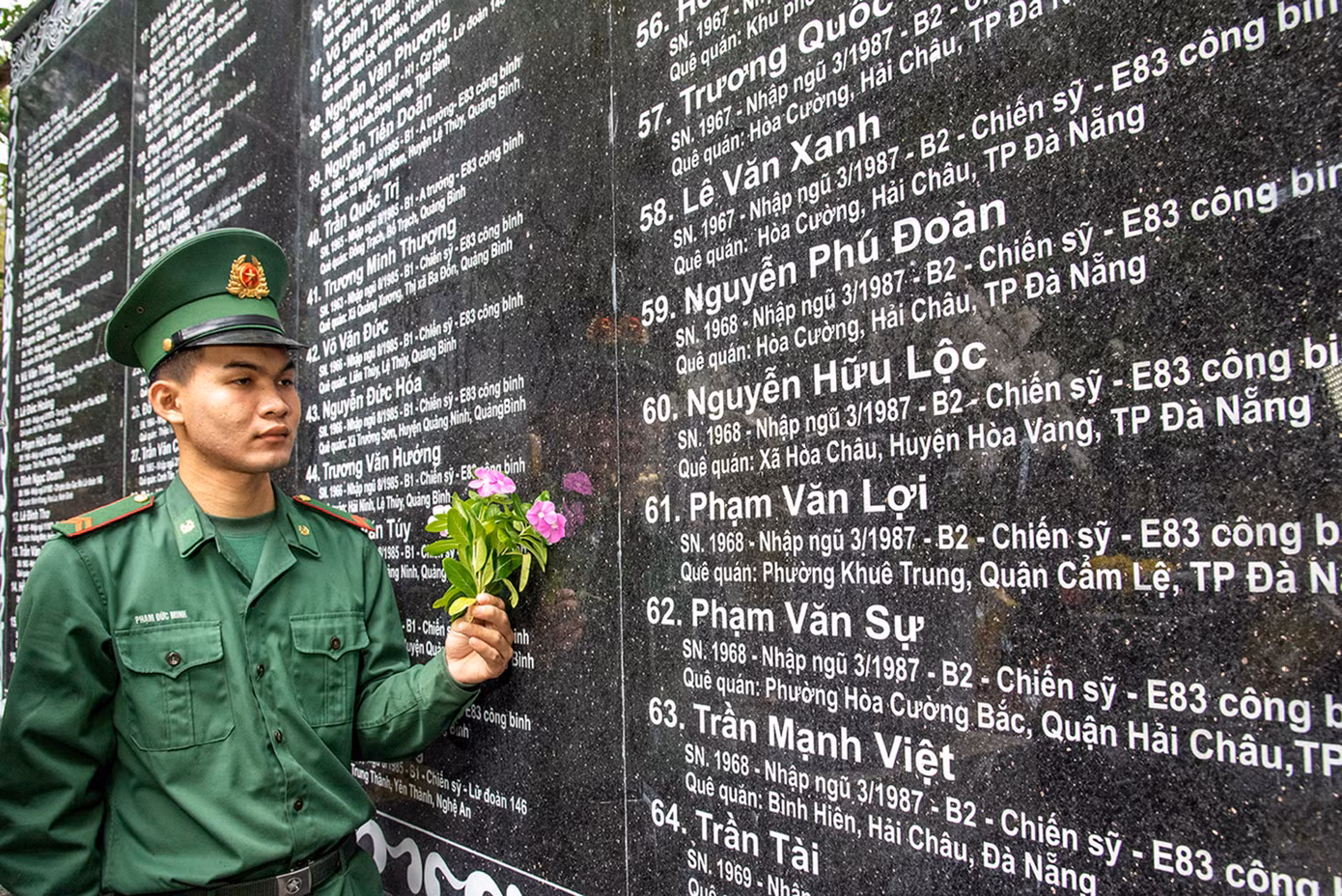 2-chien-si-bien-phong-ben-bia-64-liet-si-voi-chum-hoa-dua-can-anh-le-van-chuong-1.jpg