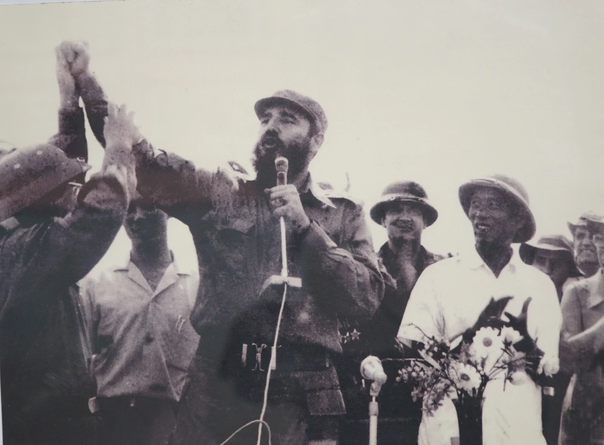 4-chu-tich-cu-ba-fidel-castro-cung-thu-tuong-pham-van-dong-tham-cao-diem-241-ngay-1591973-anh-si-so.jpg