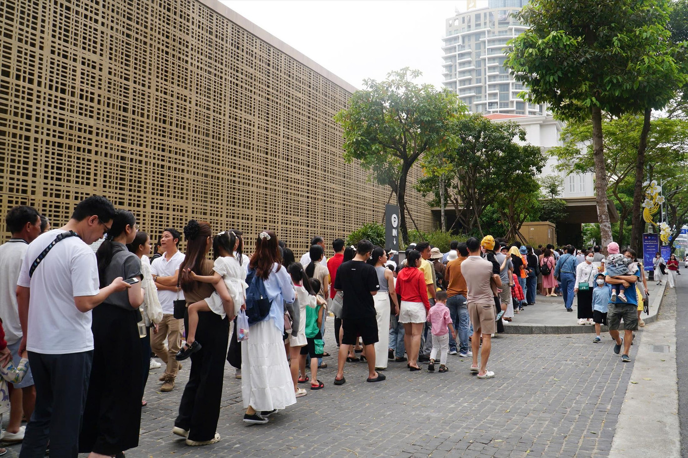 Hàng dài người dân và du khách tham quan Bảo tàng Đà Nẵng a8-xep-hang-dai-tham-quan-bao-tang-2.jpg