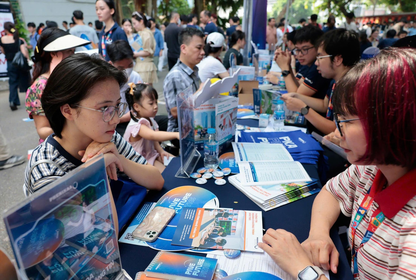 Candidates learn about registration information for 2025. Photo: Nhu Y 1.jpg