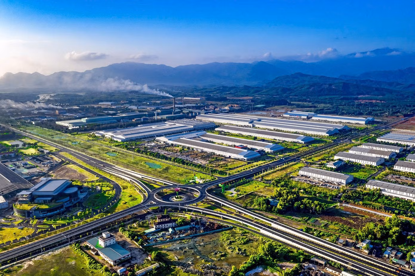 2-nui-thanh-voi-khat-vong-dinh-hinh-do-thi-cong-nghiep-logistics-hien-dai.jpg