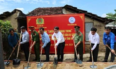 Công an Khánh Hòa triển khai 'Chiến dịch Quang Trung' xây nhà cho người dân vùng lũ
