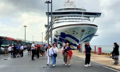 Tàu biển chở hơn 2.700 khách quốc tế du lịch Khánh Hòa
