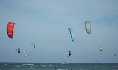 Vũ điệu trên không giữa biển Khánh Hòa