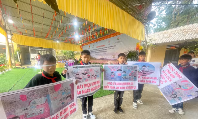 Học sinh vùng cao được tuyên truyền phòng tránh tai nạn bom mìn