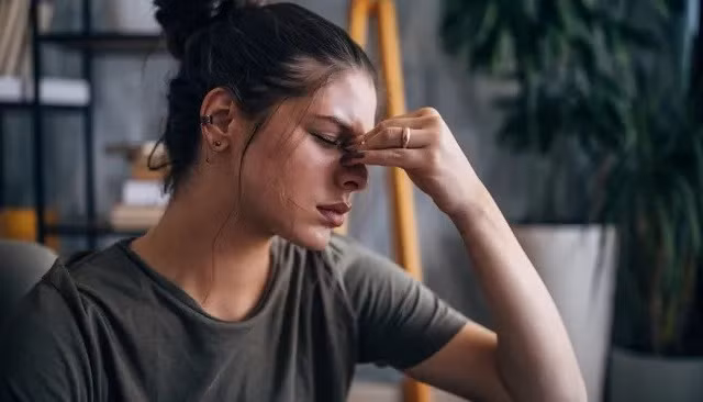 Vì sao cứ ngừng uống café lại đau đầu dữ dội?