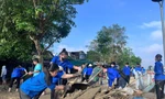 Thanh niên Huế ra quân tổng vệ sinh thành phố sau mưa lũ lịch sử