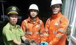 Hai nhân viên điện lực cứu hộ con vật quý hiếm, cấm buôn bán xuyên biên giới
