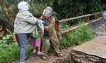 Lũ cuốn trôi cầu, công an túc trực hỗ trợ dân, đưa học sinh đến trường an toàn