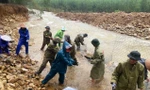 Quân đội, công an bất chấp mưa rét gia cố kè sạt lở nặng, ‘cứu’ tuyến đường độc đạo