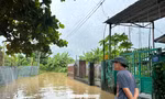 Một người dân bị nước cuốn trôi khi bơi qua sông về nhà