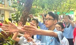 Upacara pembukaan yang emosional di sekolah sambil menyanyikan lagu kebangsaan dalam bahasa isyarat