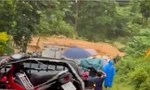 Clip: Kinh hoàng đồi sạt cuốn đất đá, cây cối ầm ầm đổ xuống quốc lộ 
