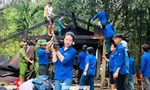 'Áo xanh' vùng sạt lở giúp người dân dựng lại nhà, khắc phục hậu quả mưa lũ