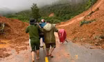 Hơn 2 giờ khiêng cáng đưa sản phụ vượt sạt lở đi sinh