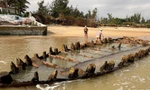Chiếc tàu cổ trồi lên hoàn toàn sau bão số 13.