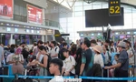 Dòng người nối dài làm thủ tục chuyến bay rời Đà Nẵng 