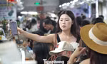 Toát mồ hôi nhìn du khách chen chân 'ăn sập' chợ Cồn Đà Nẵng