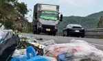 Rác thải 'bủa vây' đường tránh Quốc lộ 1A qua Quảng Ngãi