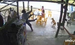 Một người đàn ông bị đối tượng dùng hung khí tấn công