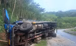 Lật xe tải trên đèo khiến nhiều người thương vong
