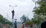 Xử phạt tài xế xe biển xanh chở người 'làm xiếc' trên Quốc lộ 14