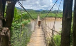 Rùng mình qua những cây cầu treo mục nát ở vùng cao Quảng Ngãi